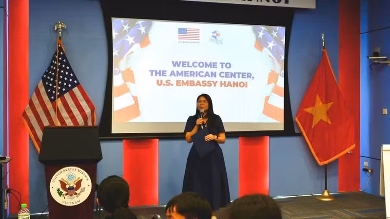 La directora del Centro Americano de Hanói, Pham Thi Thu Trang, habla en la cita.