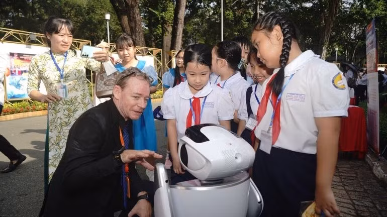 Estudiantes visitan la exposición.