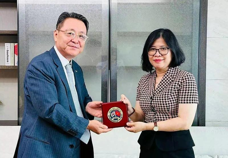 Vietnam y Corea del Sur impulsan relaciones de asociación estratégica integral