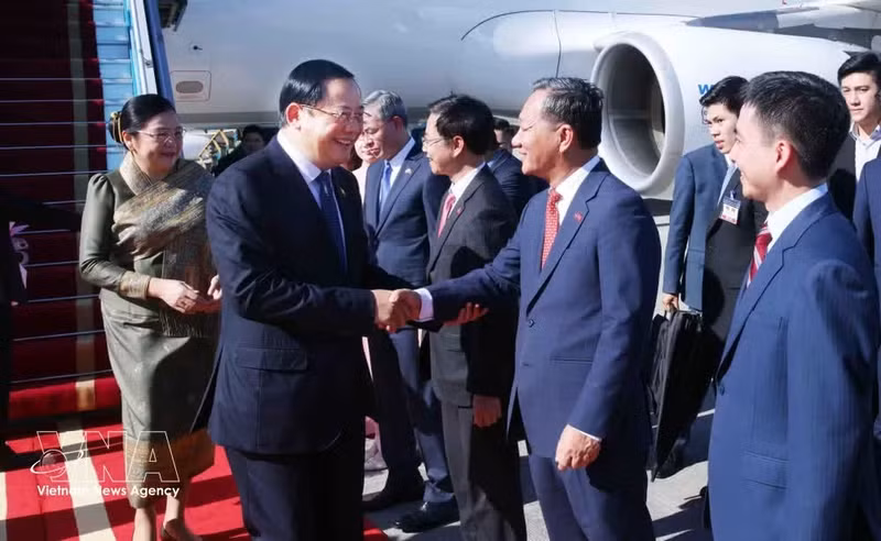 El primer ministro de Laos, Sonexay Siphandone, y su esposa llegan a Hanói. (Fuente: VNA)