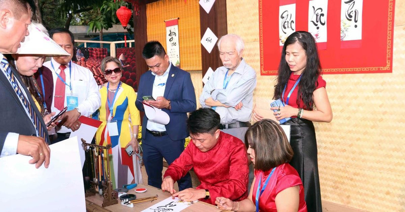 Vietnamitas en el extranjero hacen fila para pedir caligrafía. (Fuente: VNA)
