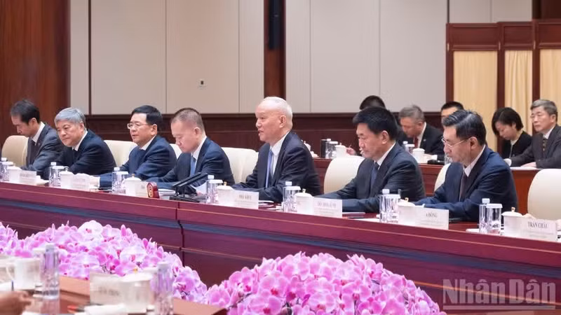 El miembro del Comité Permanente del Buró Político del Comité Central del Partido Comunista de China (PCCh) y miembro del Secretariado del Comité Central del PCCh, Cai Qi, habla en la reunión.