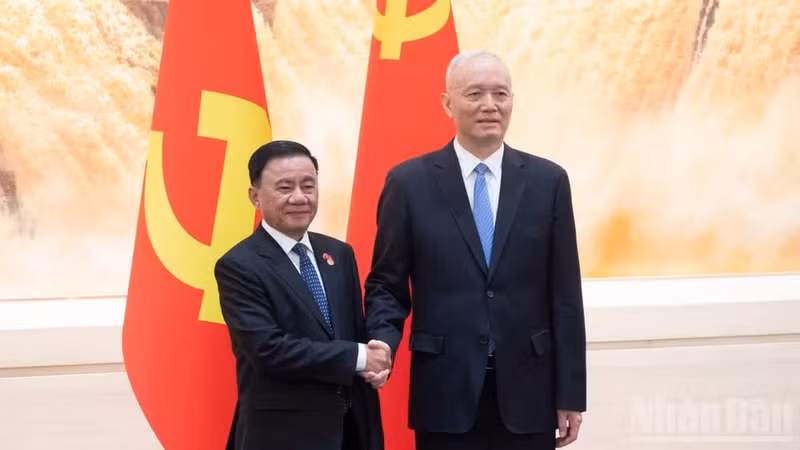 El miembro del Buró Político y permanente del Secretariado del Comité Central del Partido Comunista de Vietnam (PCV), Tran Cam Tu, (a la izquierda) y Cai Qi, miembro del Comité Permanente del Buró Político del Comité Central del Partido Comunista de China (PCCh) y miembro del Secretariado del Comité Central del PCCh.