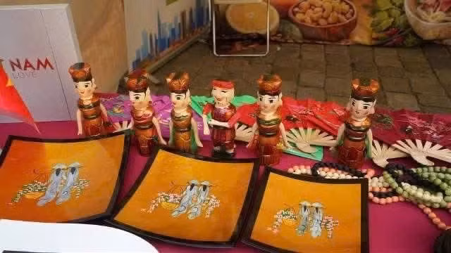 Exposición de productos artesanales tradicionales de Vietnam. (Foto: Embajada de Vietnam en Polonia).