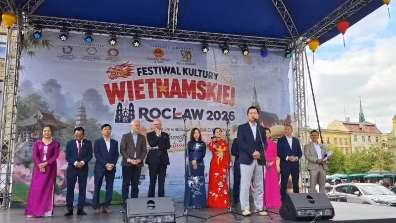 El embajador de Vietnam en Polonia, Ha Hoang Hai, pronuncia el discurso inaugural del Festival de la Cultura Vietnamita en Breslavia. (Foto: Embajada de Vietnam en Polonia).