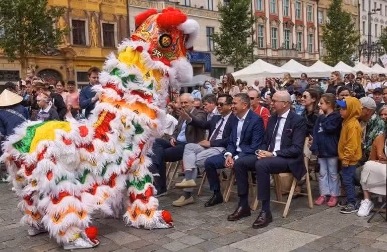 La danza del león desperta gran entusiasmo entre los asistentes y visitantes del festival. (Foto: Embajada de Vietnam en Polonia).