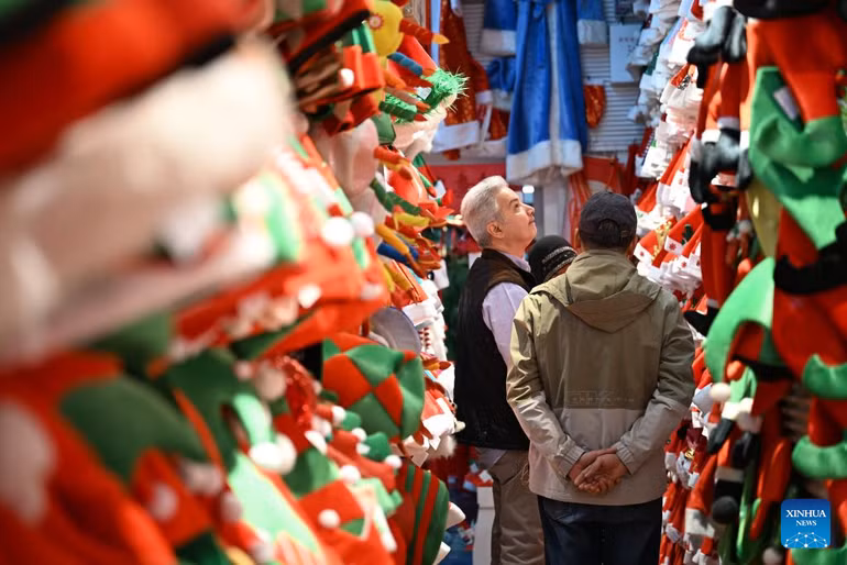 Un mercado navideño en Yiwu (provincia de Zhejiang, China).