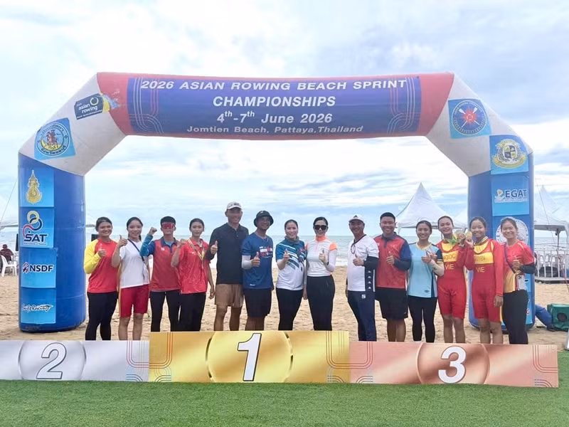 Vietnam gana dos oros en el campeonato asiático de remo de playa.