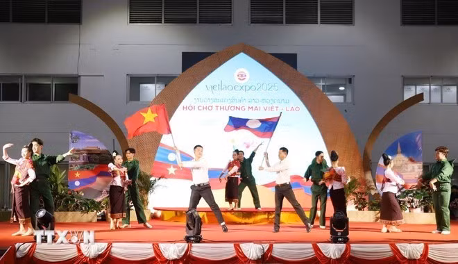 Un espectáculo cultural que resalta los lazos especiales entre Vietnam y Laos en la ceremonia de inauguración de la Feria Comercial Vietnam-Laos 2025. (Foto: VNA)