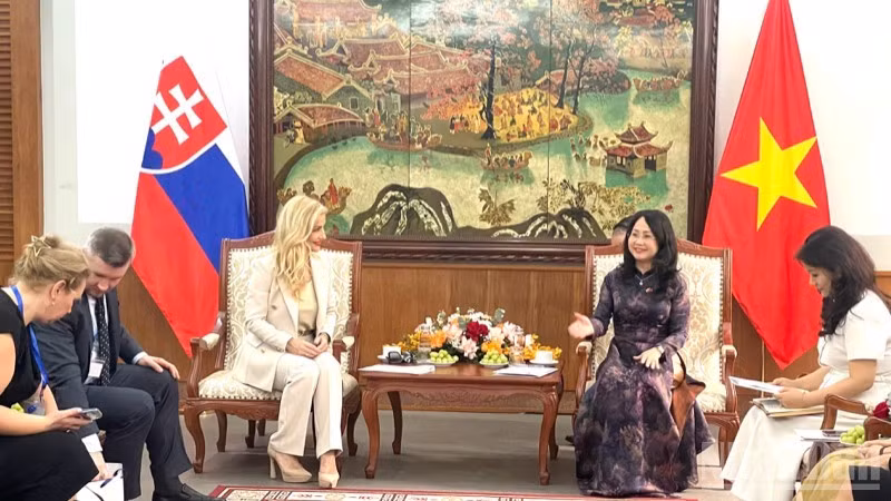 La ministra de Cultura, Deportes y Turismo de Vietnam, Lam Thi Phuong Thanh, recibe a la titular del Ministerio de Cultura de Eslovaquia, Martina Simkovicova.