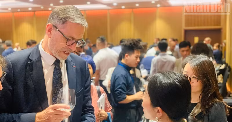 Empresas vietnamitas y francesas amplían cooperación en sector vinícola 