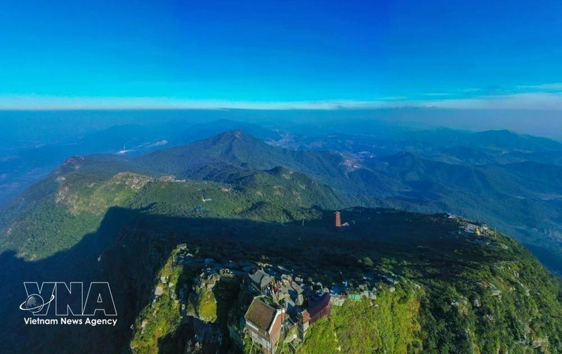 La belleza de Yen Tu reside en la majestuosa y tranquila atmósfera de las montañas y los bosques, combinada con el encanto antiguo y solemne del sistema de pagodas, torres y lugares de meditación zen. (Fuente: VNA)