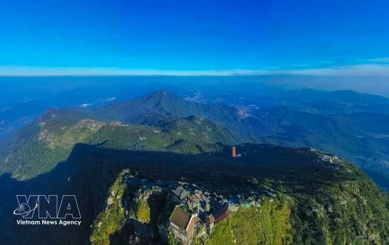 La belleza de Yen Tu reside en la majestuosa y tranquila atmósfera de las montañas y los bosques, combinada con el encanto antiguo y solemne del sistema de pagodas, torres y lugares de meditación zen. (Fuente: VNA)