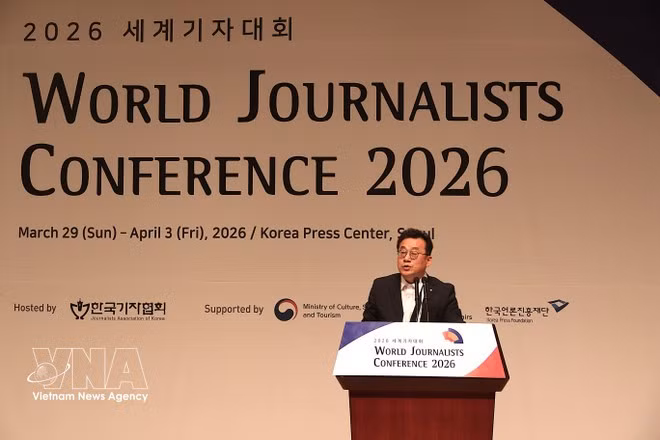 Park Jong Hyun, presidente de la Asociación de Periodistas de Corea del Sur, interviene en la cita (Foto: VNA)