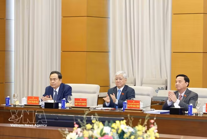 El presidente de la Asamblea Nacional, Tran Thanh Man (izquierda), participa en la cita (Foto: VNA)