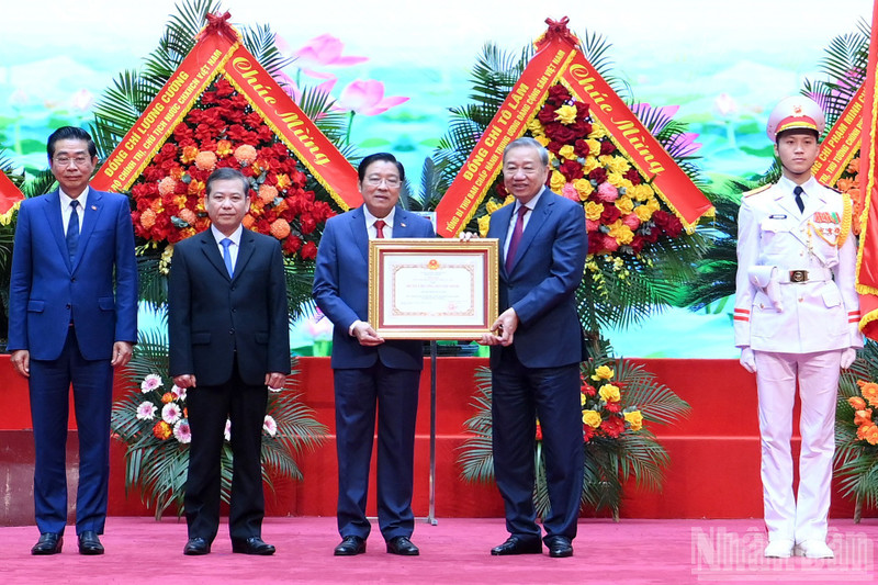 El secretario general To Lam entrega la Orden Ho Chi Minh a la Comisión de Asuntos Internos del Comité Central del Partido Comunista de Vietnam. 