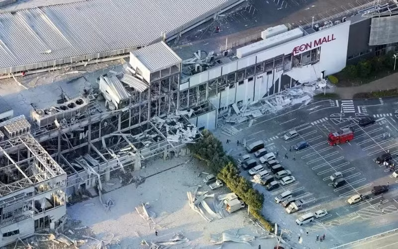 Daños después de un terremoto en el centro comercial Aeon Mall en la prefectura de Kumamoto, Japón, el 28 de julio de 2026. (Foto: Kyodo/VNA)