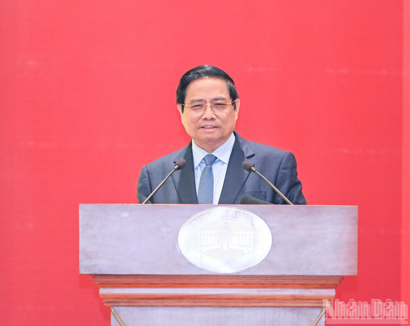 El premier Pham Minh Chinh toma la palabra en la cita.
