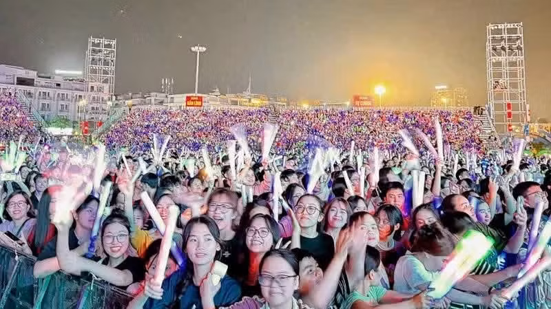 Numerosos jóvenes participan en uno de los conciertos organizados por la provincia de Quang Ninh.