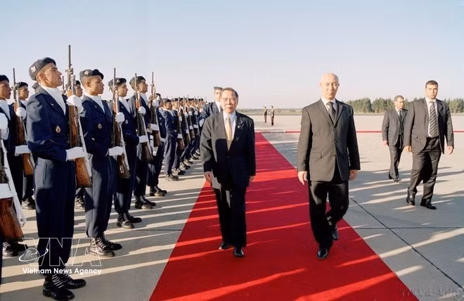 El primer ministro marroquí, Driss Jettou, y el primer ministro vietnamita, Phan Van Khai, pasan revista a la guardia de honor durante la visita oficial a Marruecos del 17 al 20 de noviembre de 2011. (Foto: Doan Tan – VNA)