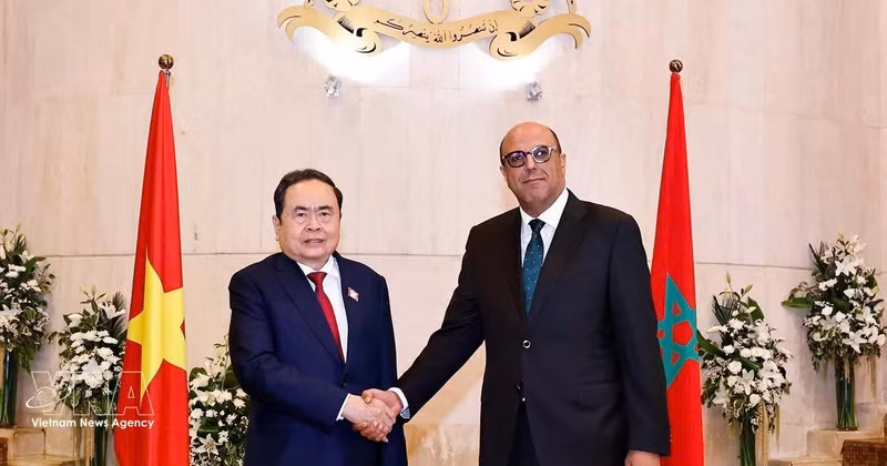El presidente de la Asamblea Nacional de Vietnam, Tran Thanh Man, se reúne con el titular de la Cámara de Consejeros, Mohamed Ould Errachid, el 25 de julio de 2025 (Fuente: VNA)