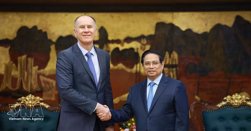 El primer ministro Pham Minh Chinh recibe a Martin Sommer, jefe de la misión de supervisión macroeconómica del Fondo Monetario Internacional (FMI). (Foto: VNA)