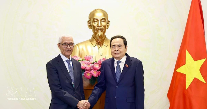 El presidente de la Asamblea Nacional, Tran Thanh Man, recibe a Rachid Talbi El Alami, presidente de la Cámara de Representantes de Marruecos, quien asiste a la reunión del Comité Ejecutivo de la Asamblea Parlamentaria Francófona (APF) y al Foro de Cooperación Parlamentaria Francófona sobre Agricultura Sostenible, Seguridad Alimentaria y Respuesta al Cambio Climático en Can Tho, Vietnam. (Foto: VNA)