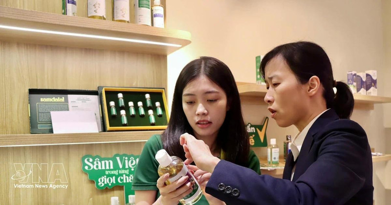 Visitantes observan productos en el espacio de exposición y transmisión en vivo "Vitalidad de los productos vietnamitas" (Foto: VNA)