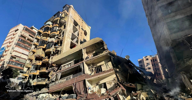 Escenas de destrucción tras los ataques aéreos de Israel contra la zona de Aisha Bakkar, en el centro de Beirut, Libano. (Fuente: VNA)