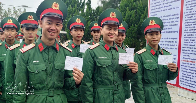 eEectores, incluyendo oficiales, soldados y residentes que viven y trabajan en la Zona Económica Especial de Con Co (Quang Tri), participan con alegría en las elecciones. (Foto: VNA)