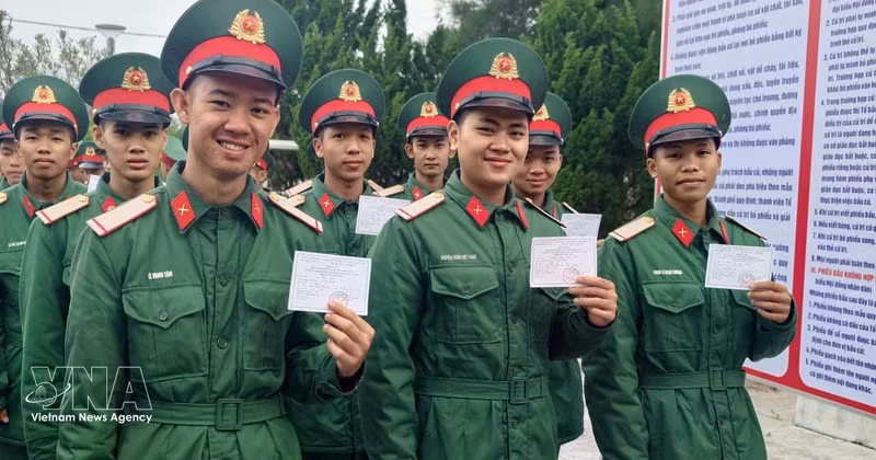 eEectores, incluyendo oficiales, soldados y residentes que viven y trabajan en la Zona Económica Especial de Con Co (Quang Tri), participan con alegría en las elecciones. (Foto: VNA)