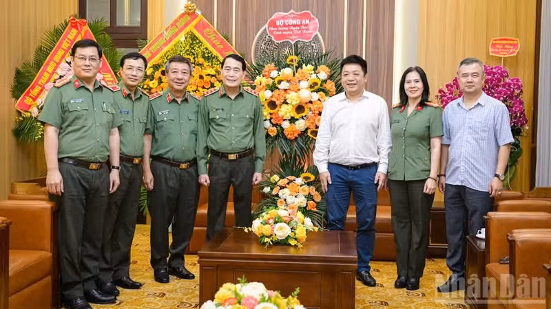 El vicepresidente-editor del periódico Nhan Dan, Que Dinh Nguyen, recibie al teniente general Le Quoc Hung, viceministro de Seguridad Pública. (Foto: Bao Long)