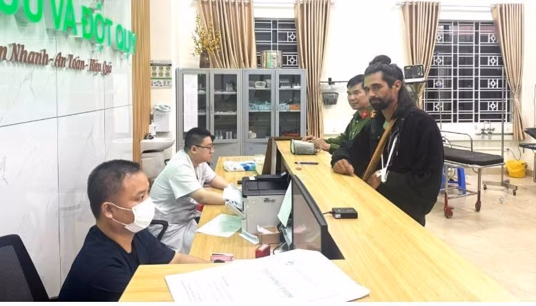 Albert fue trasladado por la policía de la comuna de Y Ty al Hospital General Provincial N° 2 de Lao Cai para recibir tratamiento el 18 de abril de 2026. (Foto: baolaocai.vn)