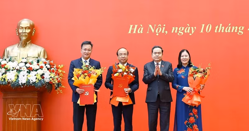 El presidente de la Asamblea Nacional, Tran Thanh Man, entrega las resoluciones y las flores a los secretarios de los comités del Partido de tres órganos del Parlamento. (Fuente: VNA)