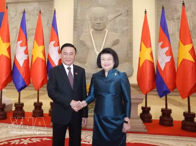 El miembro del Buró Político y permanente del Secretariado del Comité Central del Partido Comunista de Vietnam, Tran Cam Tu, y la presidenta de la Asamblea Nacional de Camboya, Samdech Khuon Sudary (Foto: VNA)