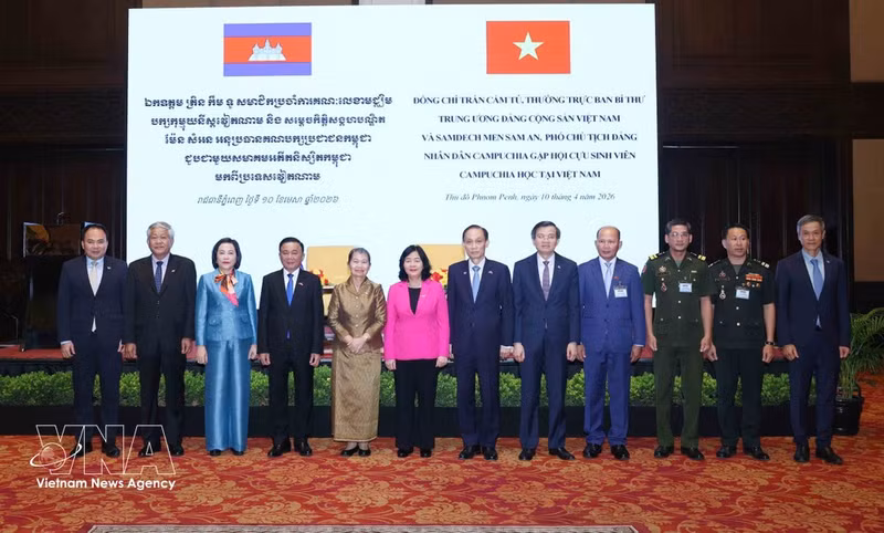 El miembro del Buró Político y miembro permanente del Secretariado del Comité Central del Partido Comunista de Vietnam (PCV), Tran Cam Tu, y delegados. (Fuente: VNA)