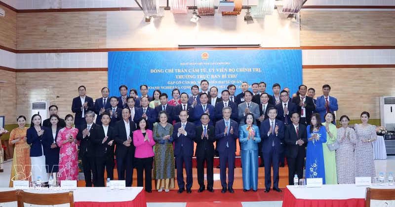 El miembro del Buró Político y miembro permanente del Secretariado del Comité Central del Partido Comunista de Vietnam (PCV), Tran Cam Tu, y delegados. (Fuente: VNA)