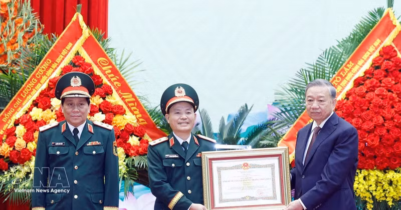 Región Militar 3 de Vietnam recibe título de Héroe de las Fuerzas Armadas Populares. (Foto: VNA)