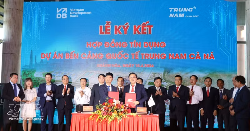 En la firma. (Fuente: VNA)