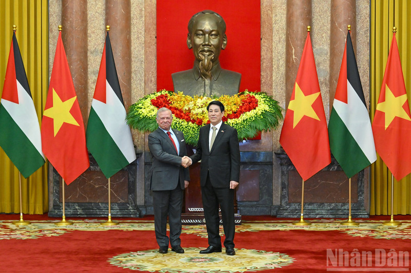 El presidente de Vietnam, Luong Cuong (derecha), recibe al Rey de Jordania, Abdalá II Ibn Al-Hussein (Foto: VNA)