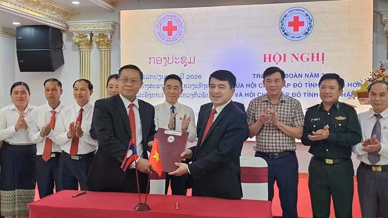 Representantes de las Asociaciones de Cruz Roja de Thanh Hoa y de Houaphanh firman el acuerdo de cooperación para el período 2026-2027.