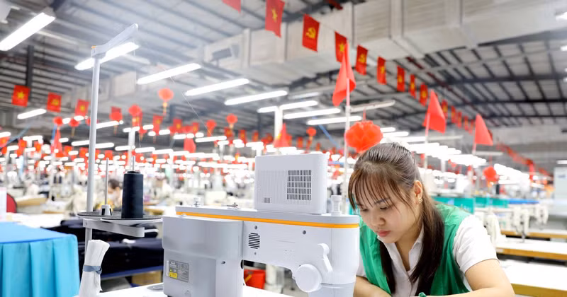 La empresa Veston Hung Ha (perteneciente a la Corporación May 10, invierte en máquinas de coser con tecnología de inteligencia artificial para su producción. (Foto: VNA)