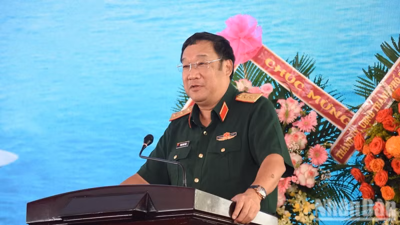 El teniente general Pham Hoai Nam, viceministro de Defensa, interviene en la ceremonia.