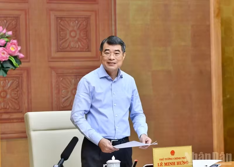 El primer ministro de Vietnam, Le Minh Hung, interviene en la reunión. 