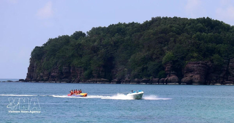 Turistas disfrutan de deportes acuáticos en Phu Quoc (Kien Giang). Foto: VNA.
