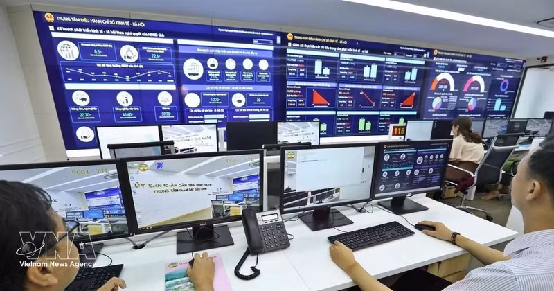 El Centro de Operaciones y Monitoreo Inteligente de la provincia de Binh Phuoc, operativo desde septiembre de 2020, ha desempeñado un papel crucial en el apoyo al desarrollo del gobierno digital. (Fuente: VNA)