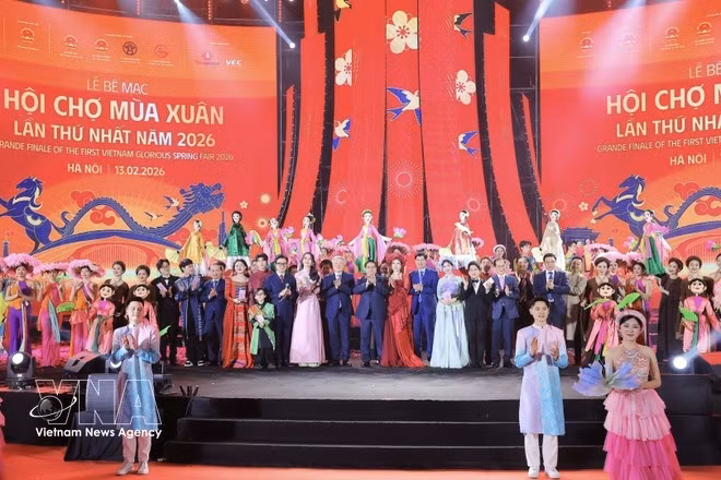 El primer ministro de Vietnam, Pham Minh Chinh, y los delegados en la ceremonia de clausura. Foto: VNA