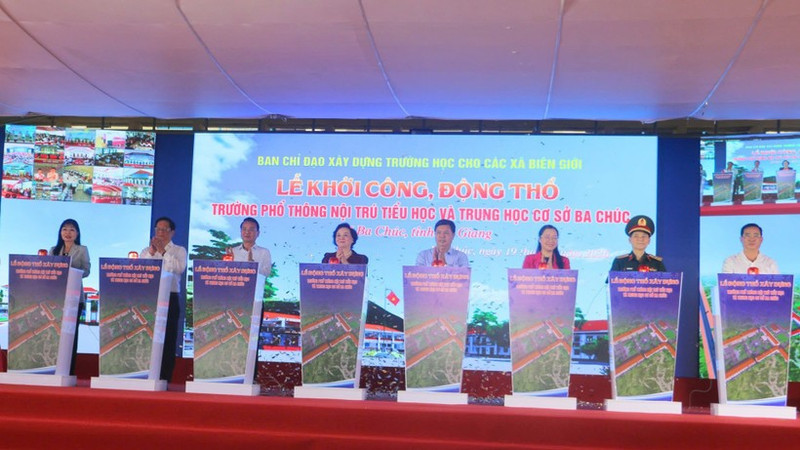 La viceprimera ministra de Vietnam, Pham Thi Thanh Tra, asiste a la ceremonia de inicio de la construcción de la Escuela Internado de nivel primario y secundario Ba Chuc (Fuente: VNA)