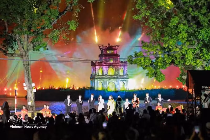 Espectáculo con luces en lago Hoan Kiem. (Foto: VNA)