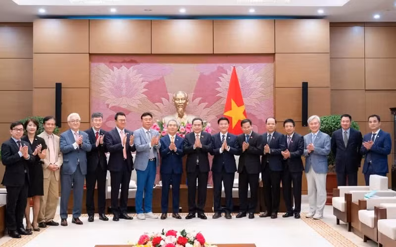 El presidente de la Asamblea Nacional vietnamita, Tran Thanh Man, el profesor Kim Hak-Min, director del Instituto surcoreano de Investigación Económica Kimhakmin E-roun, y delegados. (Fuente: VNA)